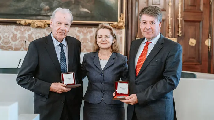 Hermann Schaller, Botschafterin Jolanta Róża Kozłowska und Schallers Sohn Michael