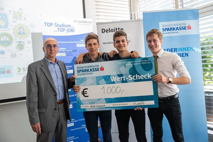 „Pocketwingcard“ holte sich auch den Innovationspreis. Im Bild mit Herbert Michael Richter (Leiter der Forschungsgruppe Service Engineering, Industrial Management)