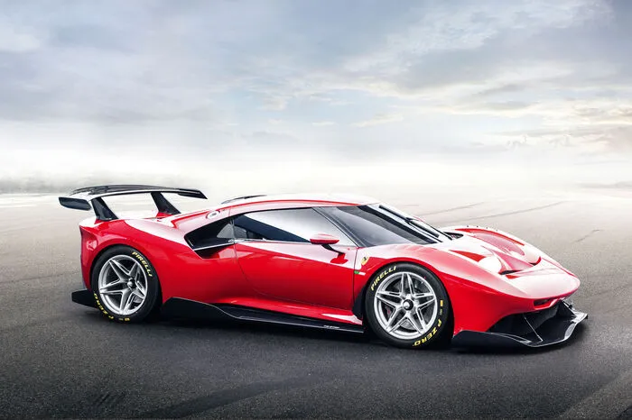 Entsprechend arbeiteten das Ferrari Styling Centre unter der Leitung von Flavio Manzoni und das Ingenieur- und Aerodynamikteam Hand in Hand mit dem Kunden und tauschten Vorstellungen und Visionen aus. Seit 2015 arbeitete man intensiv zusammen, verbrachte endlose Stunden im Windkanal und nahm als Basis auch kein Standardmodell, sondern den 488 GT3, der gegenüber dem herkömmlichen 488 fünf Zentimeter mehr Radstand aufweist, was für die Stilisten ganz neue Gestaltungsmöglichkeiten ergab.