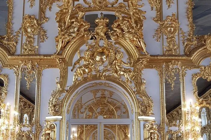 Weiter geht es in Richtung St. Petersburg, wo auf Touristen viel Prunk wartet - wie hier im Katharinenpalast.