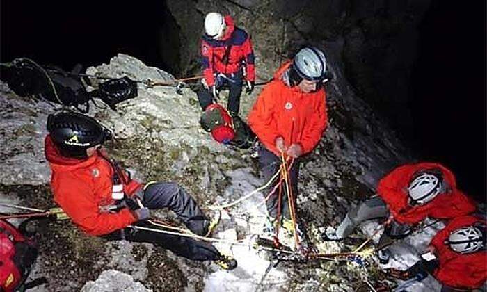 Unter widrigsten Bedingungen mussten die Bergretter zu den Bergsteiger vordringen