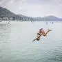 Ein Kind, das in den Wörthersee springt | 563.000 Personen sprangen heuer in den drei Strandbädern der Stadtwerke in den Wörthersee