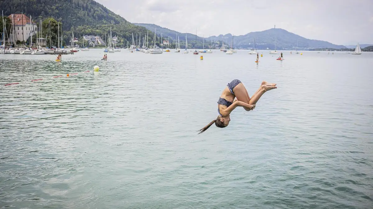 Ein Kind, das in den Wörthersee springt | 563.000 Personen sprangen heuer in den drei Strandbädern der Stadtwerke in den Wörthersee