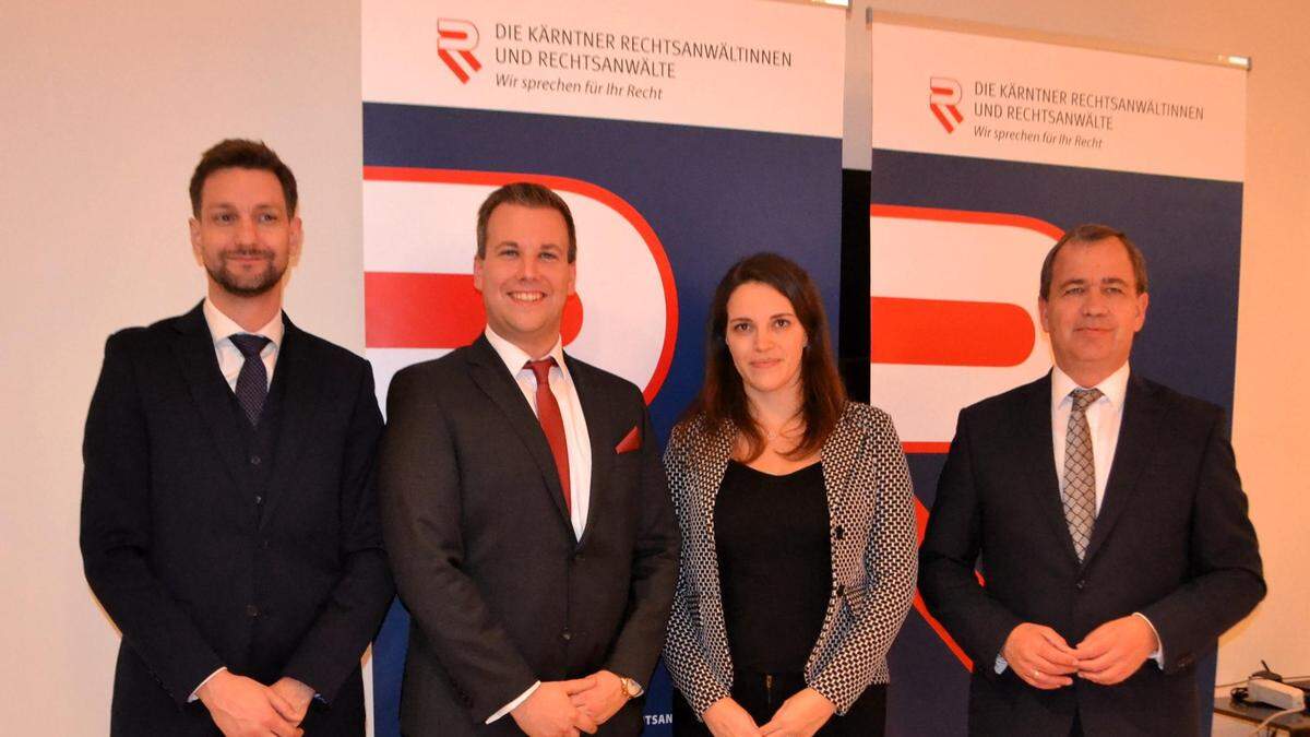 Gernot Murko (rechts) mit den frischgebackenen Rechtsanwälten Marie Sophie Griesser, Herbert Rung und Martin Götz (von rechts)