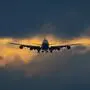 Der Österreicher hatte sich räumlich entfernt an Bord eines Flugzeugs gemeinsam mit einem später bestätigten Fall befunden
