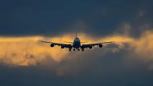 Der Österreicher hatte sich räumlich entfernt an Bord eines Flugzeugs gemeinsam mit einem später bestätigten Fall befunden