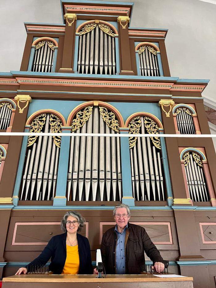 Kurator Jakob Kircher und Pfarrerin Andrea Mattioli vor der imposanten „Ladstätter-Orgel“ in Zlan