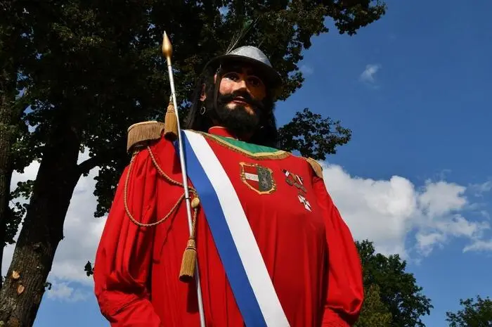 Es beginnt alljährlich am Vormittag mit einem Festgottesdienst im Stadtpark. Dabei hält der Samson die „Ehrenwache“.