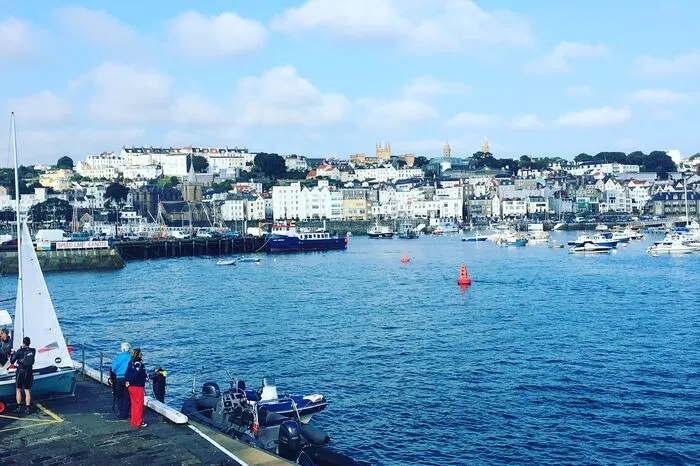 St. Peter Port. Kopfsteinpflaster und malerische Marina: Die Hauptstadt von Guernsey gilt als eines der hübschesten Küstenstädchen Europas.