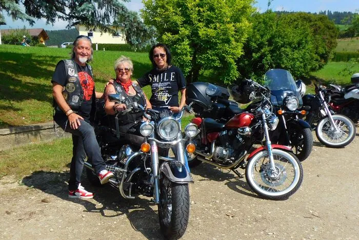 sind neben den  Benzinbrüdern auch die Biker-Ladies sehr stark vertreten. 
