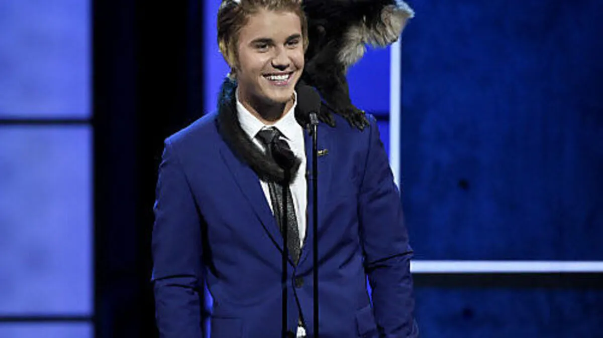Justin Bieber mit Äffchen