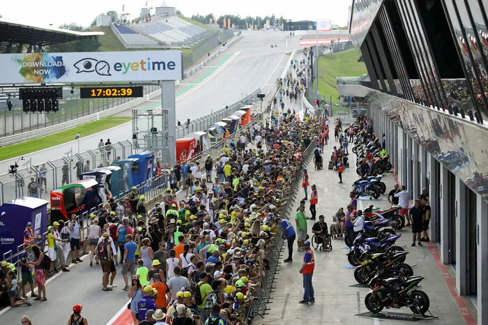 Klicken Sie sich durch die Bilder des Pit Lane Walks!