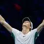 Jannik Sinner konnte es kaum fassen: Nach über drei Stunden hatte er den ersten Sieg über Novak Djokovic fixiert 