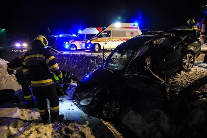 Die Feuerwehr Knittelfeld musste mit einem Großangebot von Helfern ausrücken, um den Mann aus dem Wrack zu schneiden.
