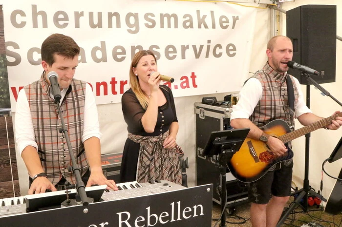 Auch die fetzige Musik stimmte. Die „Kärntner Rebellen“, die aus Afritz in Oberkärnten „eingeflogen“ wurden, sorgten am Montag für ausgelassene Stimmung.