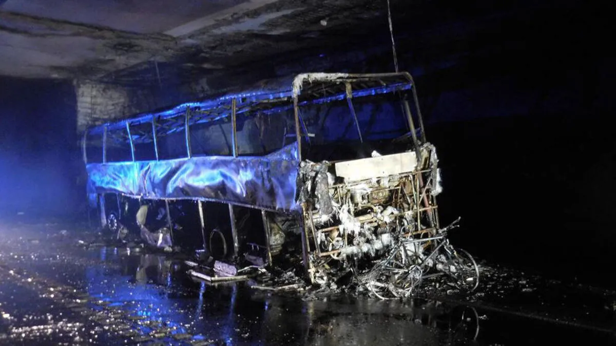 Das Wrack wurde am Freitag aus dem Tunnel gezogen