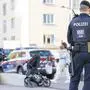 ABD0152_20240515 - WIEN - ÖSTERREICH: ++ THEMENBILD ++ Polizisten und Streifenwagen aufgenommen am Mittwoch, 15. Mai 2024 anl. eines Lokalaugenscheins zur Waffenverbotszone in Wien-Favoriten. - FOTO: APA/TOBIAS STEINMAURER