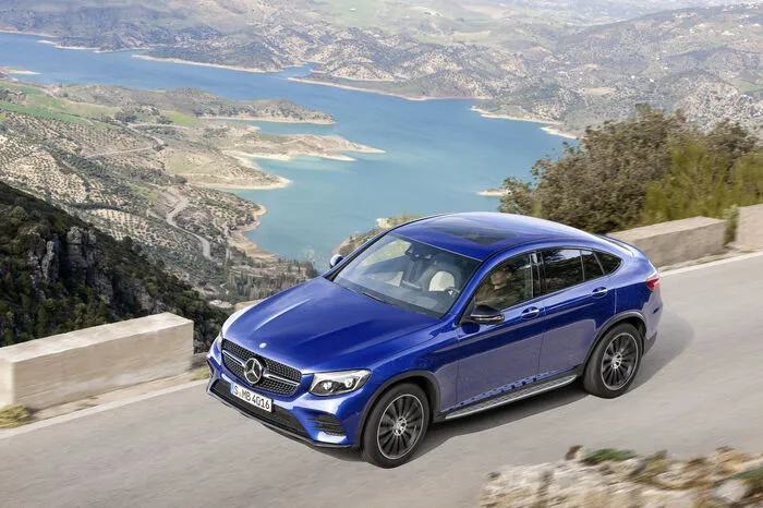 Es misst in der Außenlänge 4,73 Meter, ist 1,60 Meter hoch und hat einen 2,87 Meter langen Radstand. Damit ist das Coupé knapp acht Zentimeter länger und rund vier Zentimeter niedriger als der GLC, mit dem es die Grundarchitektur teilt.