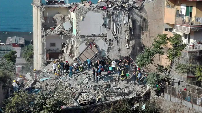 Helfer suchen inden Trümmern des eingestürzten Hauses in Torre Annunziata nach Überlebenden.