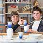 Silvia Stocker und Marie Nemeth (studiotut) haben ein Produktset aus Porzellan entwickelt, das auf historische Objekte und die Spritzgusstechnik Bezug nimmt. Zu sehen bei der Lendtour am 21. Mai im  HERZlich Laden 