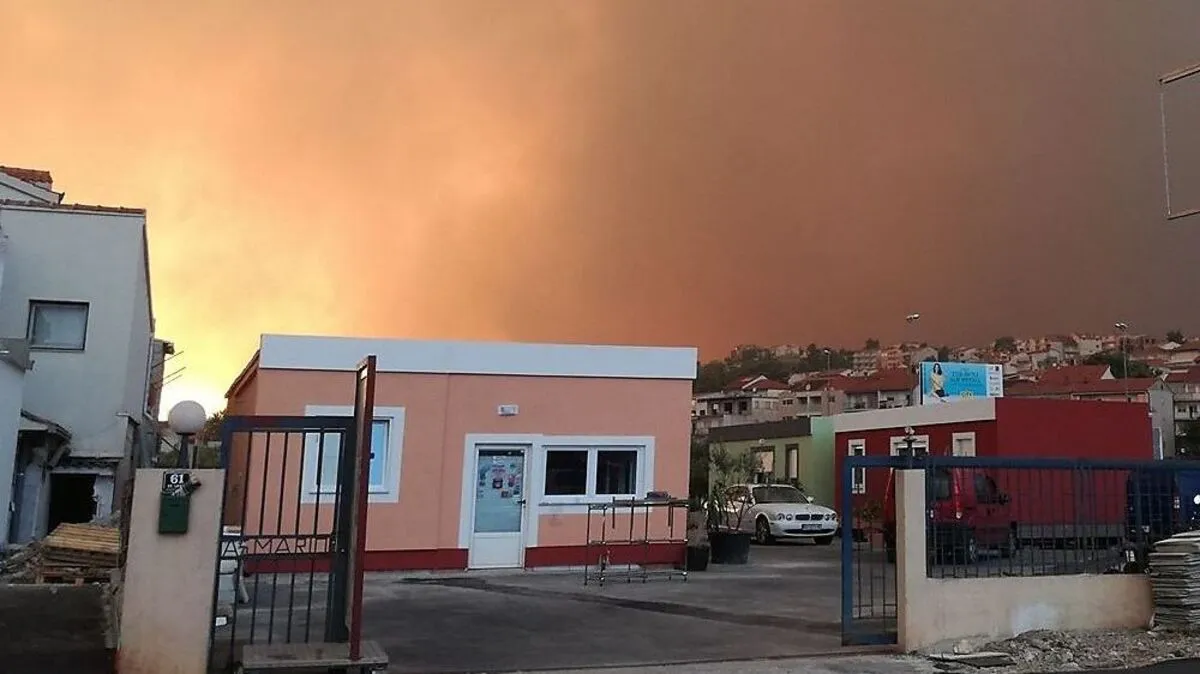 Die Flammen haben die Ortschaften erreicht