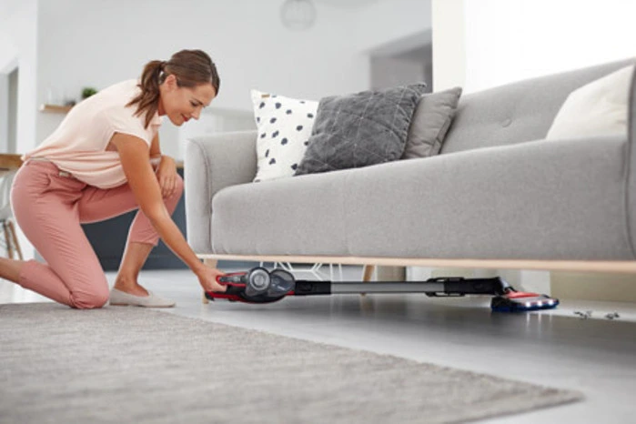 Schlankes Design ermöglicht eine hohe Reichweite auch unter Möbel. Jetzt mehr über Philips SpeedPro Max erfahren »