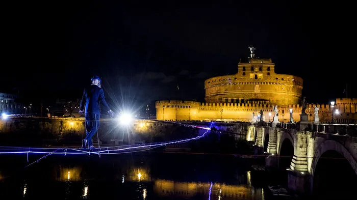 Der Drahtseilakt, der von Hunderten Menschen entlang des Tiber beobachtet wurde, erfolgte zum Klang von Saxofonmusik.  