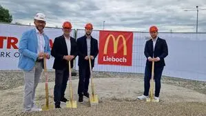 Bürgermeister Stefan Helmreich, Franchisenehmer Dietmar Kuhn, der künftige Restaurantleiter Christian Gruber und Lukas Huisbauer (McDonald’s Österreich)