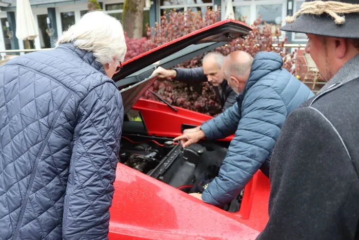Viele Experten und Schaulustige trafen sich um die zahlreichen Oldtimer.
