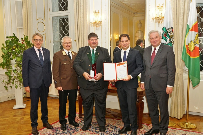 15 Dienstnehmer hat die Günter Niederl GmbH &amp; Co KG in Obergnas. Sieben davon sind bei der Feuerwehr. Wenn die Feuerwehrsirene ruft, begeben sich die Feuerwehrmitglieder in den Einsatz - mit Geschäftsführer Günter Niederl an der Spitze.