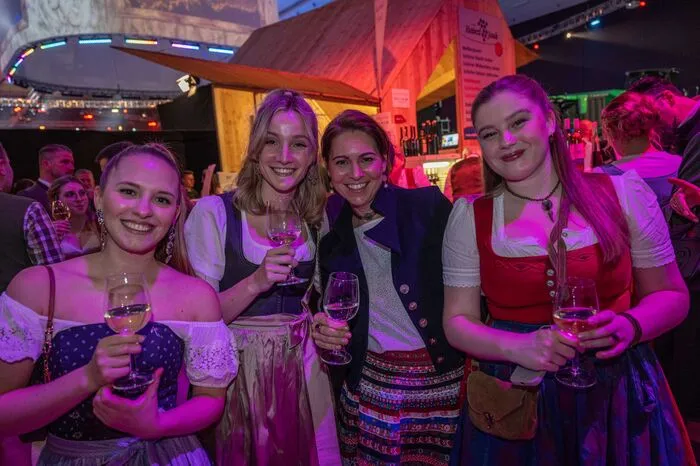 Unsere Fotografen haben spätabends eine Runde durch die Disco und bei den Tanzböden gedreht