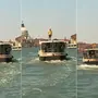 Der Tourist kletterte auf das Dach des Vaporetto