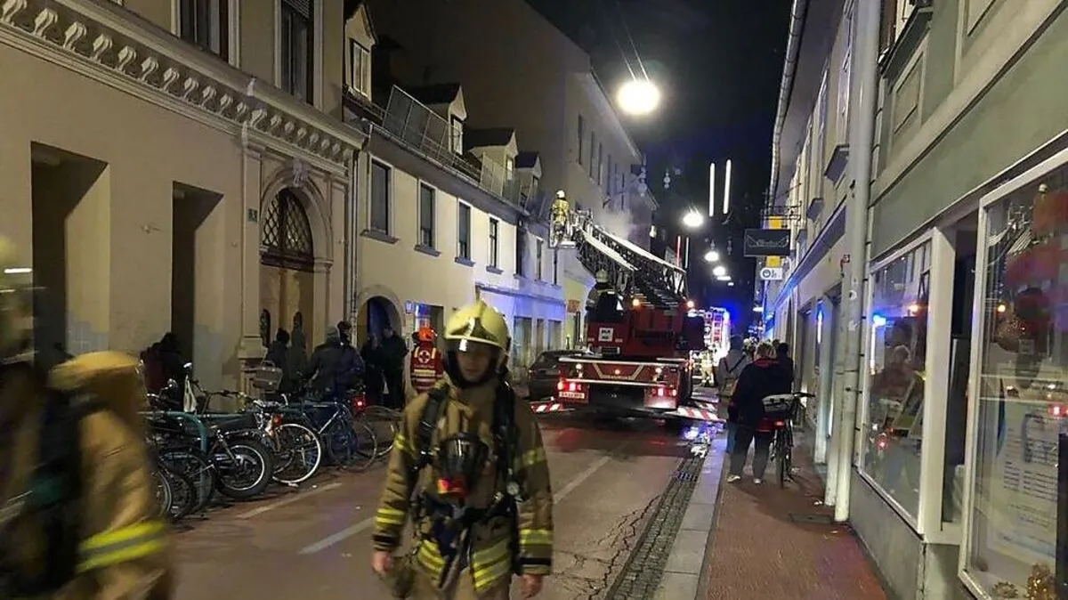 Feuerwehr und Rettung standen nach einem Wohnungsbrand in der Klosterwiesgasse im Einsatz