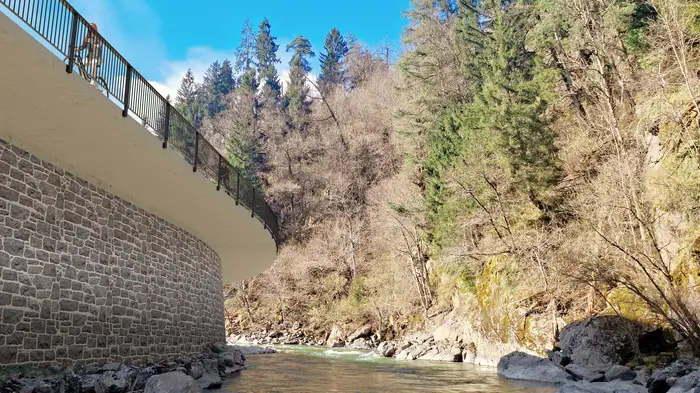 So wird der Radweg von unten aussehen. Die Lieser wird auf einer Länge von rund 1,7 Kilometern mit Kragplatten „überbaut“