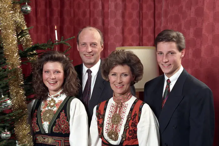Seit 1991 war sein Vater König von Norwegen. Haakon wurde von klein auf darauf vorbereitet, eines Tages selbst auf dem Thron zu sitzen.