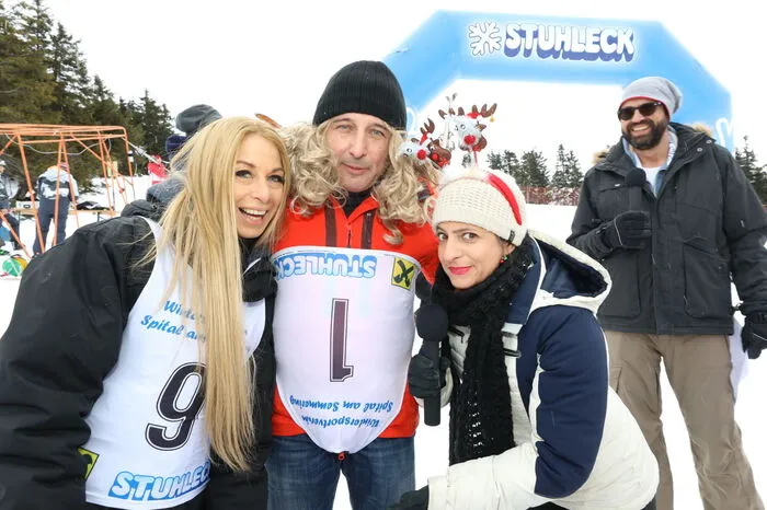 Christoph Fälbl (im Bild mitYvonne Rueff und Caroline Athanasiadis) mit fuhr mit einer blonden Perücke: "Weil ich die Herrenwertung schon zwei Mal gewonnen hab und deswegen hab‘ ich mir gedacht ich steh heute zu meiner weiblichen Seite und gewinn vielleicht die Damenwertung.“