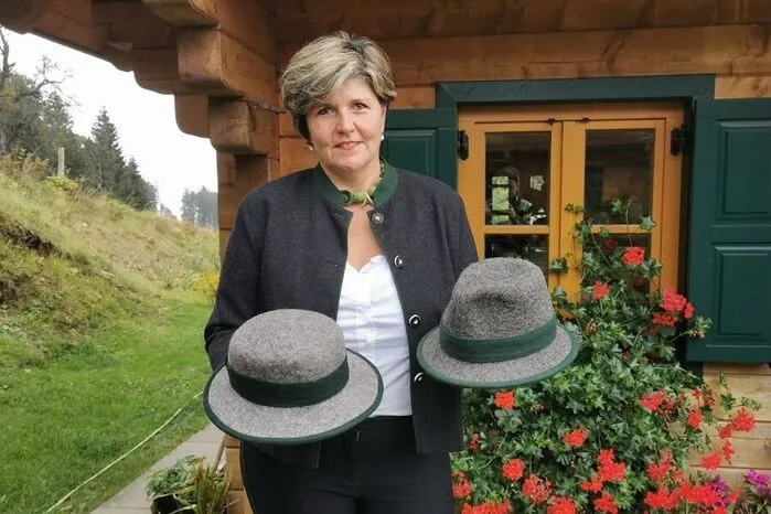 Vor Jahren habe ich mich für die Landwirtschaft als Beruf entschieden. Seither betreibe ich gemeinsam mit meinem Mann eine Bio-Schafzucht. Die Wolle verarbeite ich zu Filzprodukten. So wurde ich von der Kaffeehausbesitzerin zur Hutmacherin. Ich hauche alten Hutmodellen neues Leben ein und habe das Patent auf den „Sallegger Hut“. Mit eigenen Händen etwas zu schaffen erfüllt mich sehr!