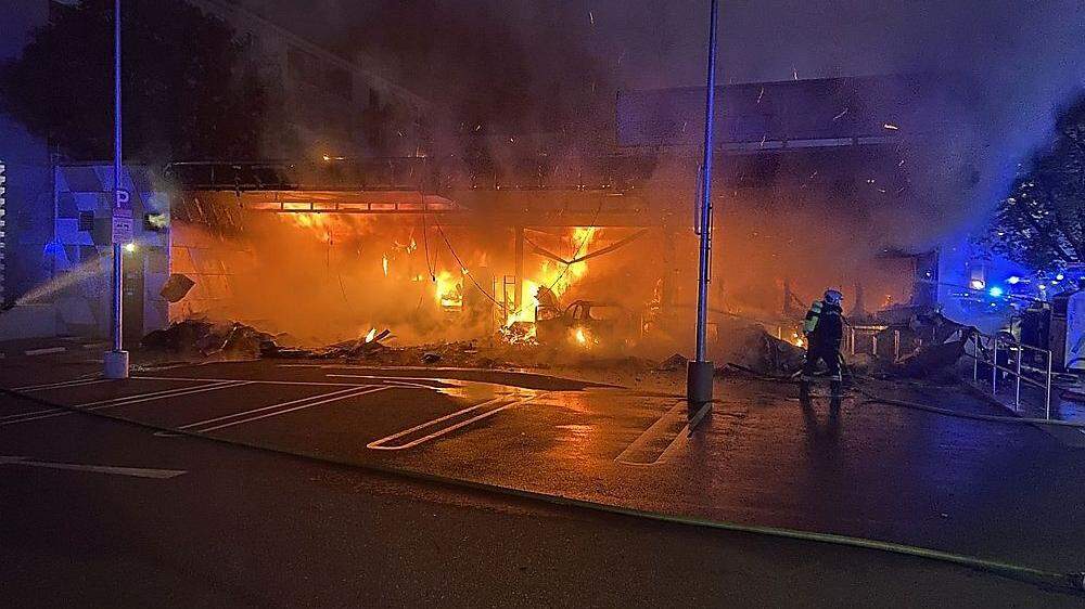 Der Supermarkt ging in Flammen auf