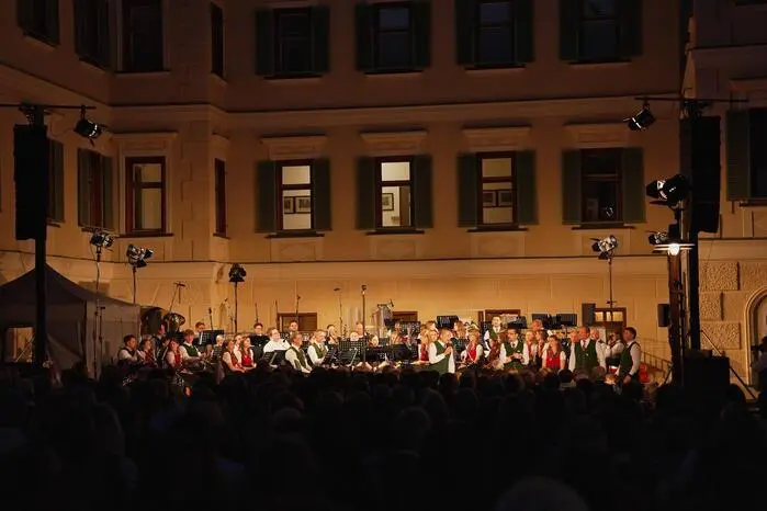 Im stimmungsvoll beleuchteten Innenhof des historischen Schlosses luden der Musikverein Gaal und der eigens ins Leben gerufene Gaaler Projektchor zu einem hochkarätigen Konzertabschluss unter freiem Himmel ein.