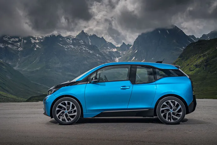 Der seit drei Jahren angebotene BMW i3 mit 60 Amperstunden großem Energiespeicher bleibt im Programm. Kunden erhalten auf den Stromspeicher eine Garantie von acht Jahren oder 100.000 Kilometern.
