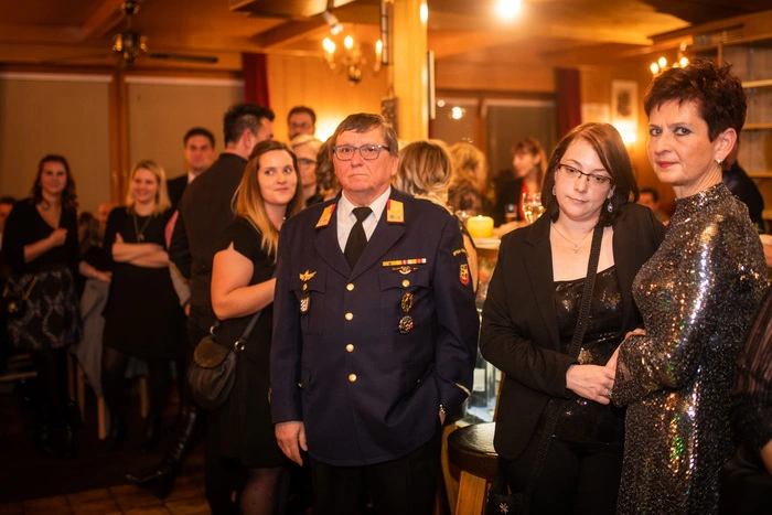 Kulinarisch verwöhnt wurden die Gäste vom Wirtepaar Petra und Toni Writzman. Mit den Blauröcken gefeiert haben unter anderen Bürgermeister Thomas Krainz, Bezirksfeuerwehrkommandant-Stellvertreter Werner Opetnik, Musiker Andreas Hinker und viele Feuerwehrkollegen aus den benachbarten Wehren.