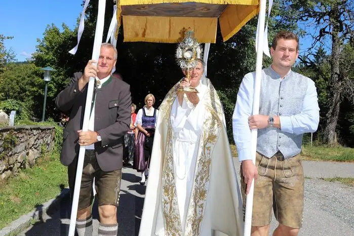 Die Pfarre Tigring unter Pfarrer Josef Scharf luden zum traditionellen Kirchtag mit Hl. Messe und Umgang ein. 