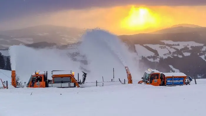 Arbeiten bei Sonnenuntergang auf der Sommeralm.