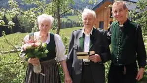 Margareta und Augustin Guggi mit Almpfarrer Josef Paier