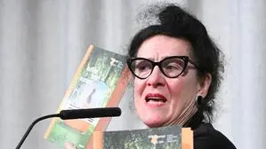 Elisabeth Schweeger, künstlerische Leiterin der Kulturhauptstadt 2024, mit dem fertigen Programmbuch