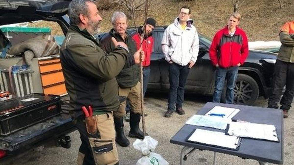 Bernhard Huber (Baumschule Huber) beim Baumschnittkurs