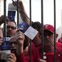 Fans, die nicht ins Stadion kamen, zeigen ihre Tickets.