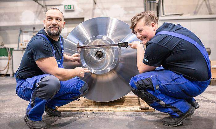 Zwei Generationen einer Familie, ein Beruf: Alessandro und sein Vater Wolfgang Kugler lernen bei Maschinenbau Koller den Beruf des Zerspanungstechnikers 