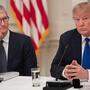 Apple-Chef Tim Cook und US-Präsident Donald Trump bei einem Treffen im März