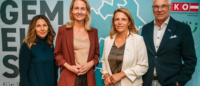 Vier Personen stehen nebeneinander